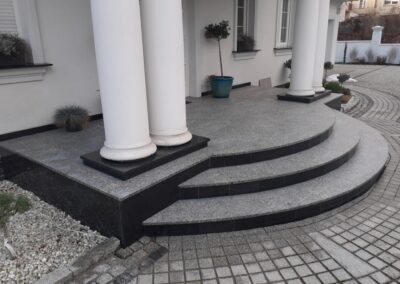 wejście łukowe z kamienia